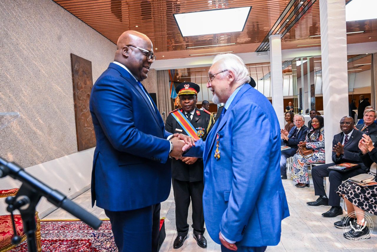 À Bruxelles, Le Président Félix Tshisekedi décore l’inspecteur de police Belge à la retraite Patrick Boenders pour son engagement exceptionnel envers la communauté congolaise de Belgique
